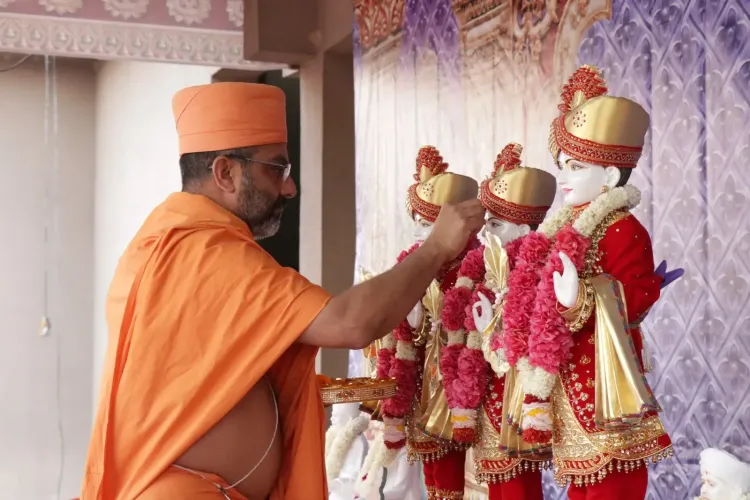 दशहरा पर अक्षरधाम में 'विश्व शांति महायज्ञ': 30 संतों ने 108 यज्ञकुंडों में दी आहुति