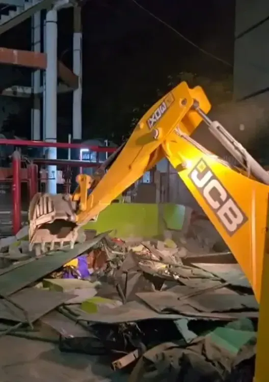 क्या देहरादून में घंटाघर के पास अवैध मजार ध्वस्त की गई?