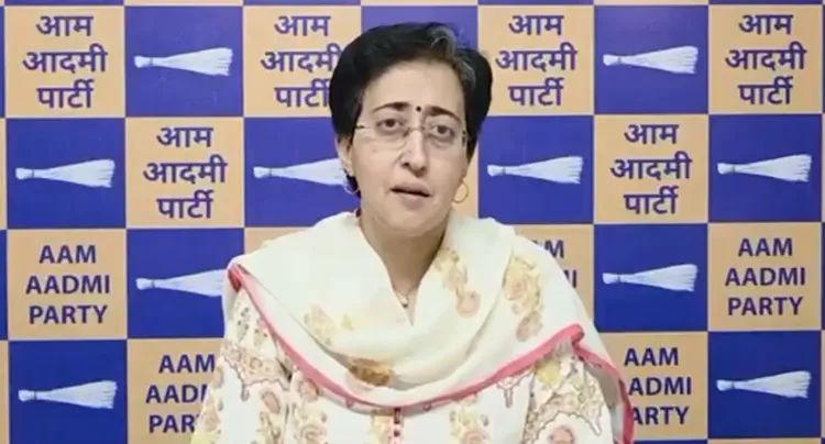 दिल्ली में बिजली कटौती और दरें बढ़ीं: आतिशी का BJP सरकार पर तीखा हमला, CAG ऑडिट विवाद गहराया