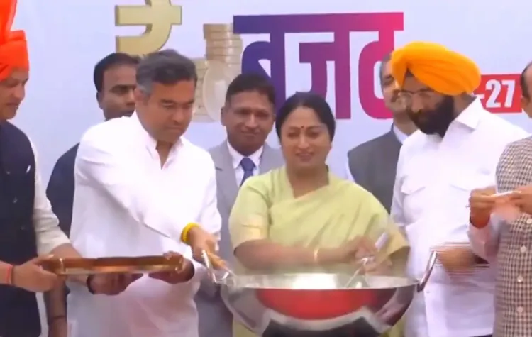 दिल्ली बजट: 'खीर सेरेमनी' से हुआ सत्र का शुभारंभ, सीएम रेखा गुप्ता ने छात्राओं को परोसी खीर