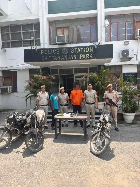 दिल्ली: चितरंजन पार्क पुलिस ने दो चोर दबोचे, 3 बाइक और चोरी का सामान बरामद