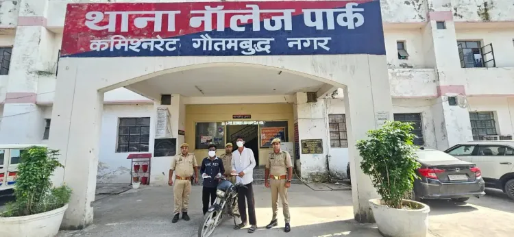 ग्रेटर नोएडा: चोरी की हीरो स्प्लेंडर और दो अवैध चाकू के साथ दो युवक गिरफ्तार