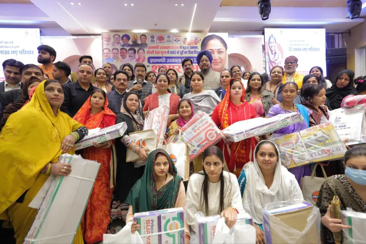 Did Delhi CM Rekha Gupta Distribute Free Ujjwala Cooking Gas Cylinders?