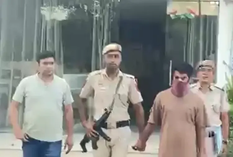 क्या दिल्ली में फर्जी क्रेडिट कार्ड जारी करने वाले आरोपी को गिरफ्तार किया गया?
