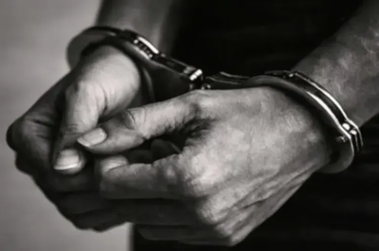 दिल्ली पुलिस ने पकड़े अवैध शराब की 13 पेटियाँ ले जा रहे 3 युवक, पुलिस वाहन को भी मारी थी टक्कर