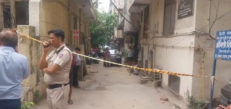 दिल्ली के संत नगर में फ्लैट से 2 शव बरामद, युवती नागपुर की; पुलिस जाँच जारी