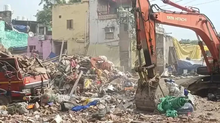 क्या दिल्ली के आजाद मार्केट में तीन मंजिला इमारत ढहने से एक व्यक्ति की मौत हुई?