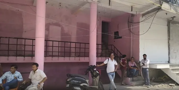 न्यू अशोक नगर में सीलिंग कार्रवाई पर रोक, विधायक रविकांत ने दुकानदारों को दिलाया भरोसा
