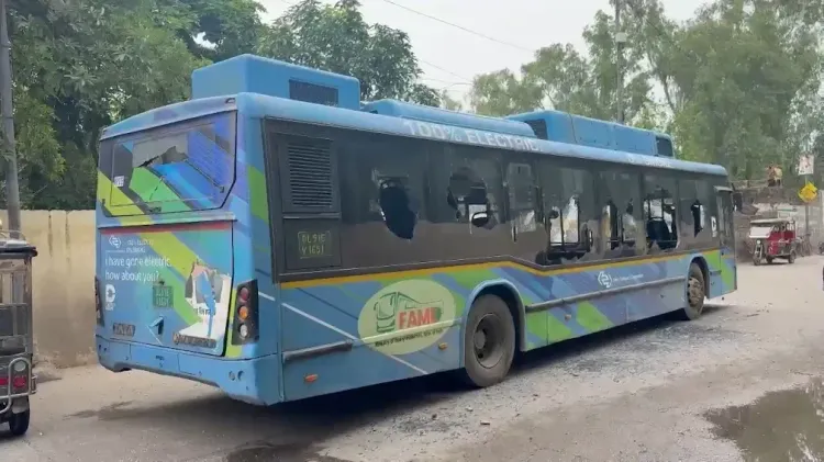 दिल्ली: कोंडली मोड़ पर DTC बस की टक्कर से 12 वर्षीय छात्रा कायना पाल की मौत, चालक फरार