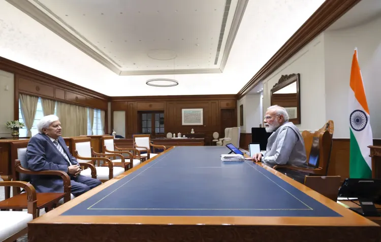 रविकांत ने PM मोदी से की मुलाकात, भेंट की किताब 'लीडिंग फ्रॉम द बैक'