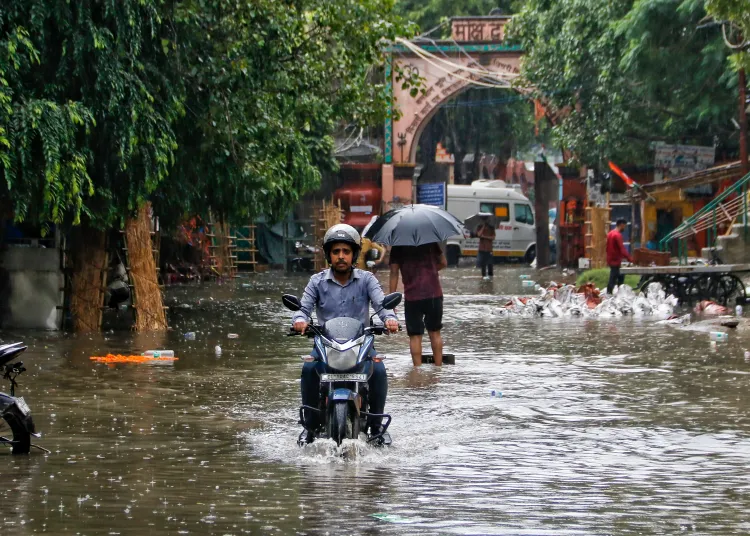 क्या दिल्ली में बाढ़ पर राजनीति गरमाई है? केजरीवाल राहत शिविरों में पहुंचे