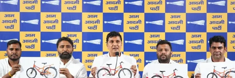 दिल्ली साइकिल घोटाला: 'आप' का ₹90 करोड़ की अनियमितता का आरोप, हीरो बोनफायर पर स्काइलर का स्टीकर लगाने का दावा