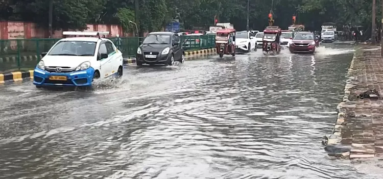 दिल्ली में भारी बारिश: रोहिणी में इमारत ढहने से 3 की मौत, कई इलाकों में जलभराव और पेड़ गिरे