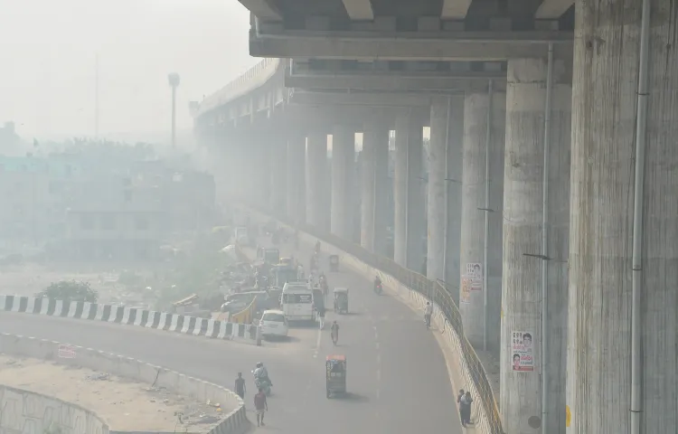 क्या दिल्ली में प्रदूषण और छठ को लेकर सियासत तेज हो गई है?