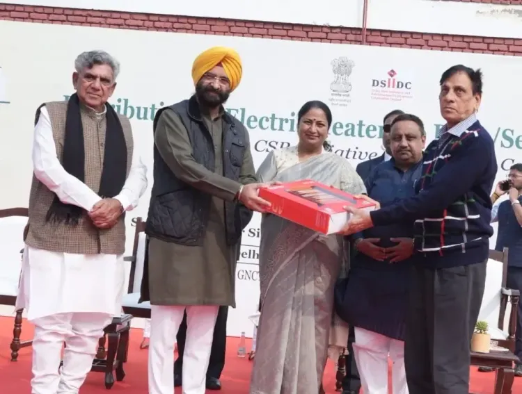 क्या दिल्ली में प्रदूषण को कम करने के लिए सीएम रेखा गुप्ता ने आरडब्लूए वॉचमैन को इलेक्ट्रिक हीटर बांटे?