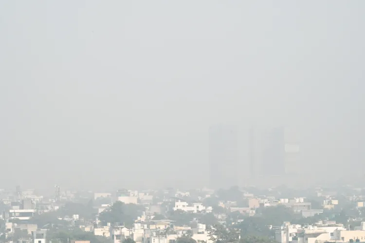 क्या दिल्ली-एनसीआर गैस चैंबर में तब्दील हो रहा है? एक्यूआई 500 के पार जाने को तैयार, स्वास्थ्य पर मंडराया गंभीर संकट