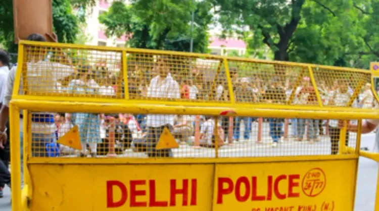 नेब सराय में शॉर्ट सर्किट से भड़की आग, तीन पुलिसकर्मियों की तत्परता से टला बड़ा हादसा