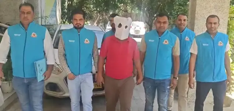 क्या दिल्ली में एक शराब तस्कर गिरफ्तार हुआ? 2000 क्वार्टर शराब और कार जब्त