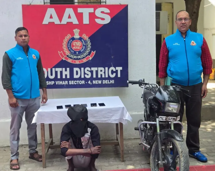 Delhi Police nab mobile snatcher, recover 6 phones and bike in C.R. Park case