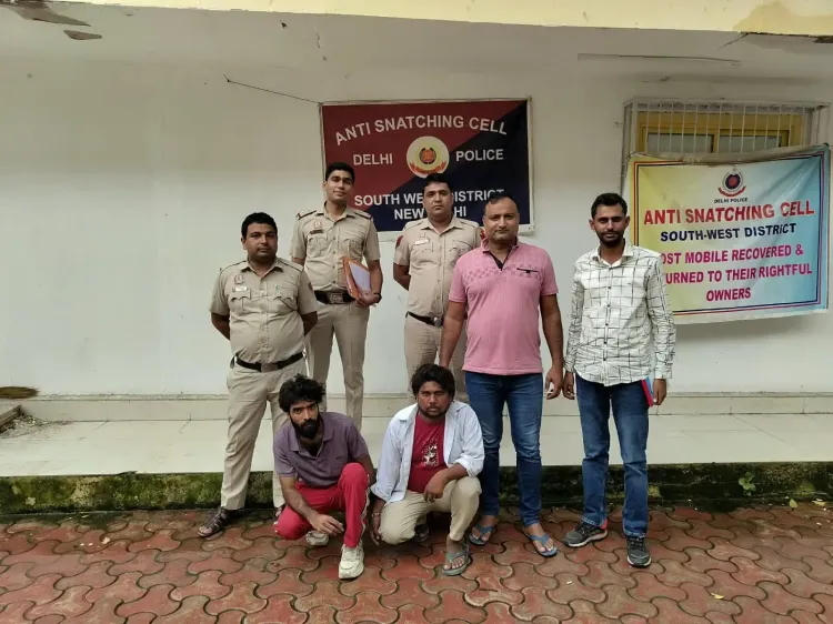 Delhi Police nab two snatchers red-handed; 3 phones, motorcycle seized