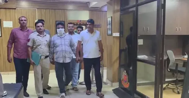 दिल्ली पुलिस ने दो शातिर चोरों को दबोचा, सोने के गहने व मोबाइल सहित चोरी का सामान बरामद