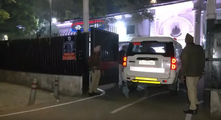 क्या दिल्ली प्रदूषण के खिलाफ प्रदर्शन में पुलिस पर मिर्ची स्प्रे से हमला हुआ?