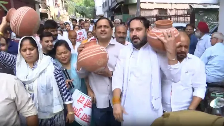 तिमारपुर में पानी संकट पर 'मटका फोड़' प्रदर्शन, निवासियों ने BJP के चुनावी वादे याद दिलाए