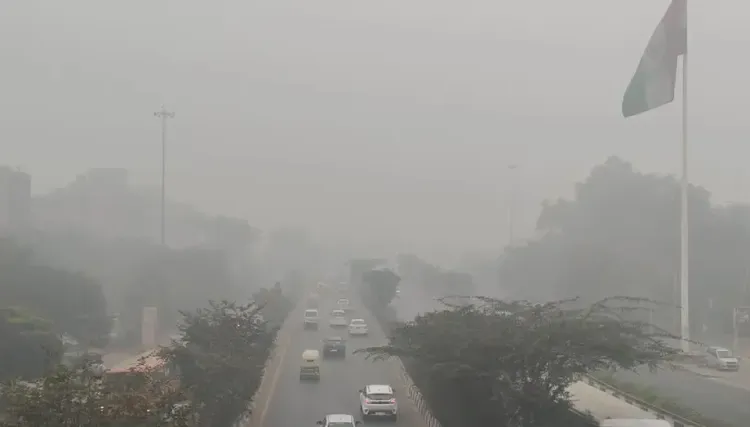 Air Quality in Delhi Plummets to 'Very Poor' Levels Amidst Ongoing Cold Wave