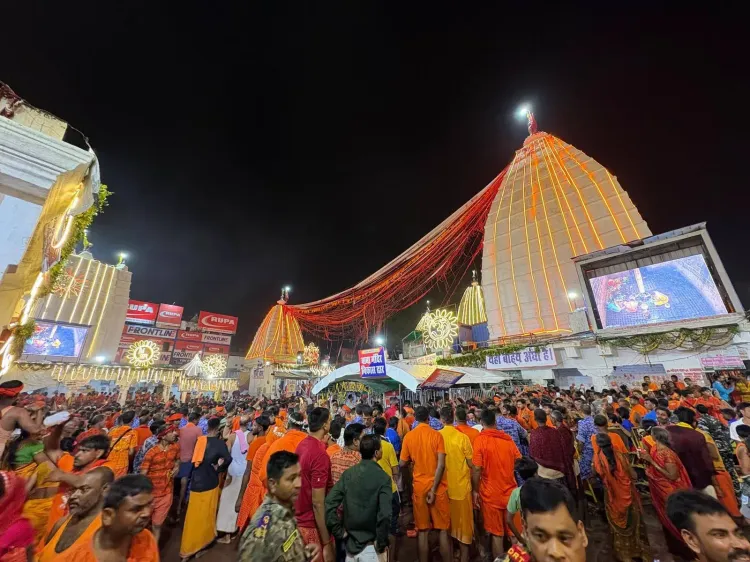 देवघर में सावन के दूसरे सोमवार पर 4 लाख कांवरियों का जलाभिषेक, 20 किमी लंबी कतार