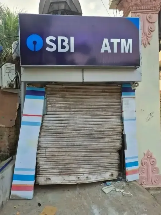 देवघर में SBI एटीएम चोरी: गैस कटर से काटा, 500 मीटर घसीटकर कार में लादा, पुलिस जांच शुरू