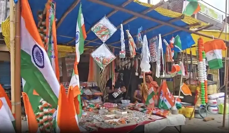 स्वतंत्रता दिवस 2026: कौशांबी से प्रतापगढ़ तक तिरंगे के रंगों में रंगे बाज़ार, 'हर घर तिरंगा' अभियान जोरों पर