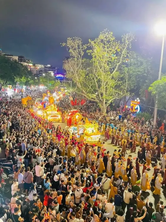 Why Are Devotees Flocking to Hanoi to Pay Tribute to Buddha Relics from India?