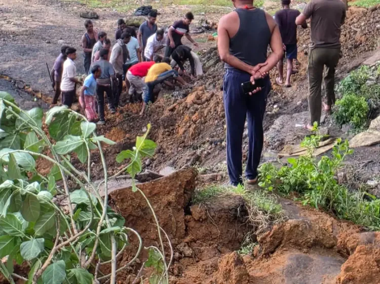 धनबाद में अवैध कोयला खदान धंसी, महिला समेत 2 की मौत; मलबे में दबे हो सकते हैं कई और