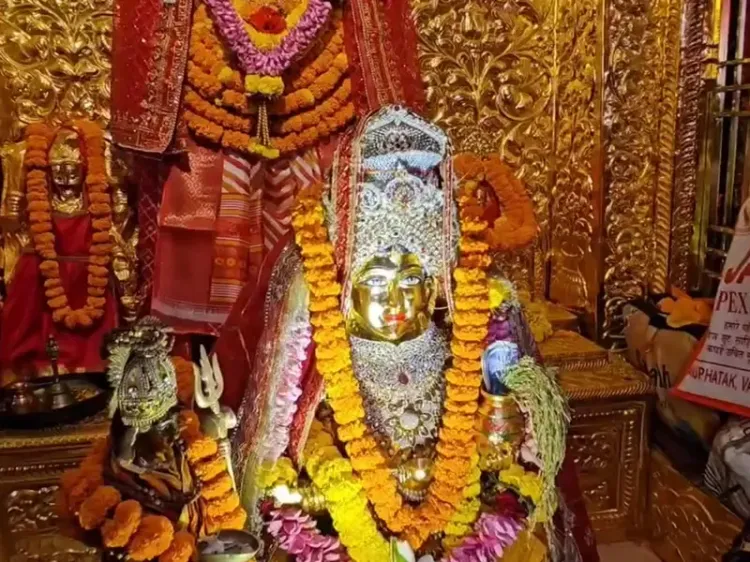 क्या धनतेरस पर मां अन्नपूर्णा के मंदिर में भक्तों की भीड़ देखी गई?