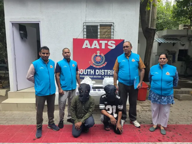 'ठक-ठक' गैंग के दो सदस्य गिरफ्तार: ₹6 लाख नकद, लैपटॉप, गहने और स्कूटी बरामद