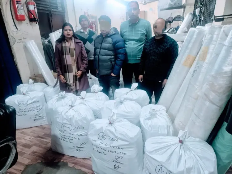 क्या दिल्ली पुलिस ने अवैध गारमेंट यूनिट का भंडाफोड़ किया और नकली ब्रांडेड कपड़े जब्त किए?