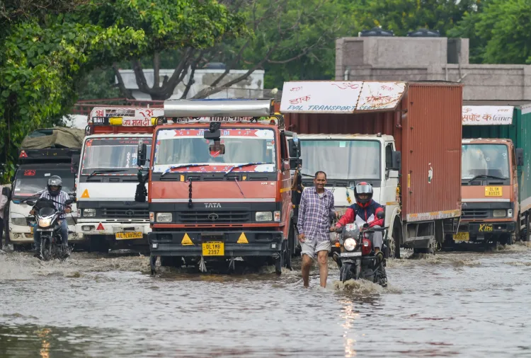 Is there a rise in throat infections, flu, and dengue in Delhi?