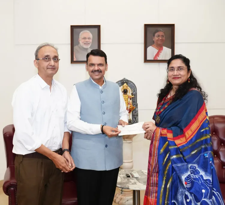 Donors hand CM Fadnavis ₹51,000 cheque for drought relief