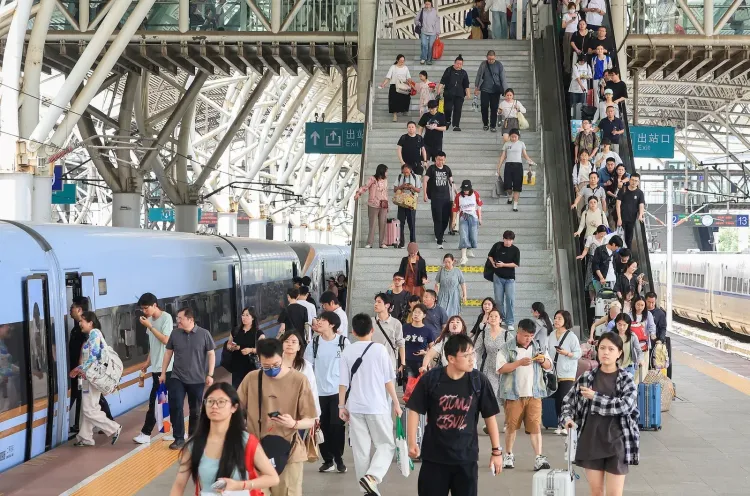 ड्रैगन बोट फेस्टिवल 2025: चीन में तीन दिनों में 65.28 करोड़ यात्राएँ, रेलवे में 2.97% वृद्धि