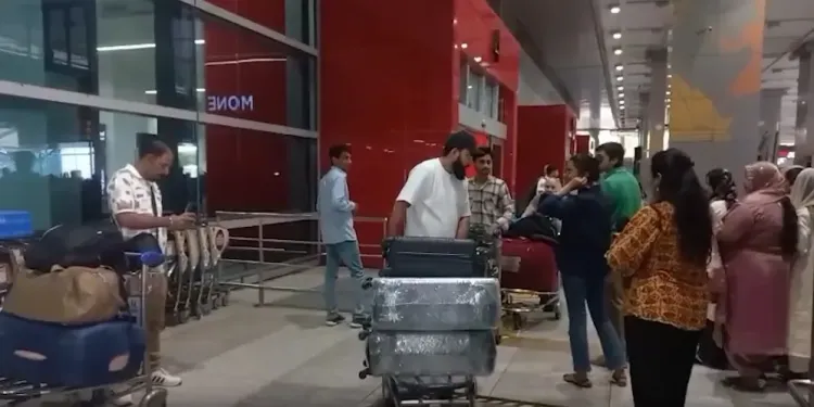 दुबई से दिल्ली एयरपोर्ट पर पहुंचे यात्रियों का कहना है, हालात बेहतर हुए हैं, सरकार दे रही है मदद