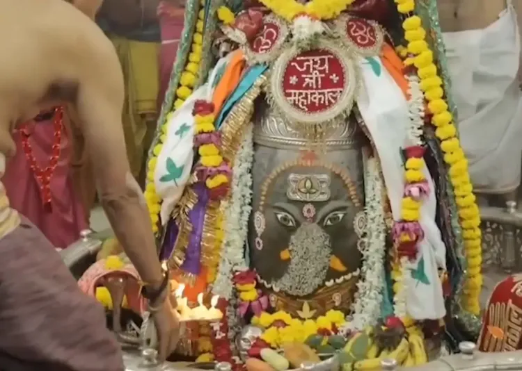 द्वादशी पर गणेश स्वरूप में सजे महाकाल, उज्जैन भस्म आरती में उमड़े हज़ारों श्रद्धालु