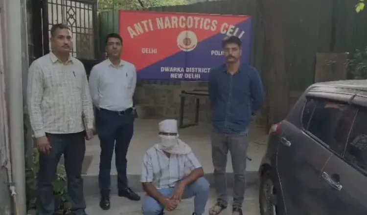 द्वारका पुलिस का 'नशे पर लगाम, देश को सलाम' अभियान: 3,850 क्वार्टर अवैध शराब जब्त, दो गिरफ्तार