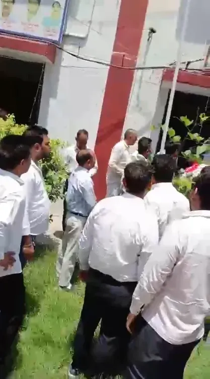 ई-पंजीकरण विरोध: गौतमबुद्ध नगर में वकीलों-डीड राइटर्स का अनिश्चितकालीन धरना, 300 से अधिक रजिस्ट्रियाँ लंबित