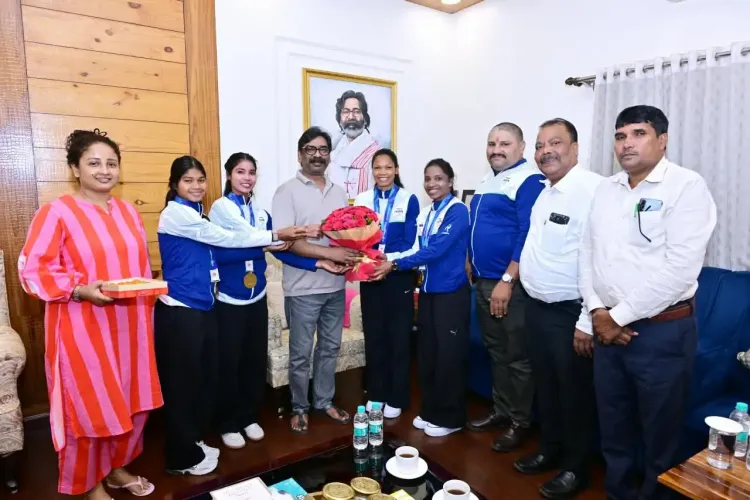 एशियन गेम्स 2026 स्वर्ण विजेता झारखंड की 4 हॉकी खिलाड़ियों को CM हेमंत सोरेन ने किया सम्मानित