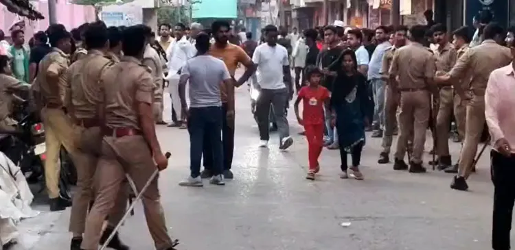 एटा में मोहर्रम जुलूस: 21 फीट ऊँचा ताजिया हाईटेंशन लाइन से टकराया, करंट से युवक शेख की मौत, 7 घायल