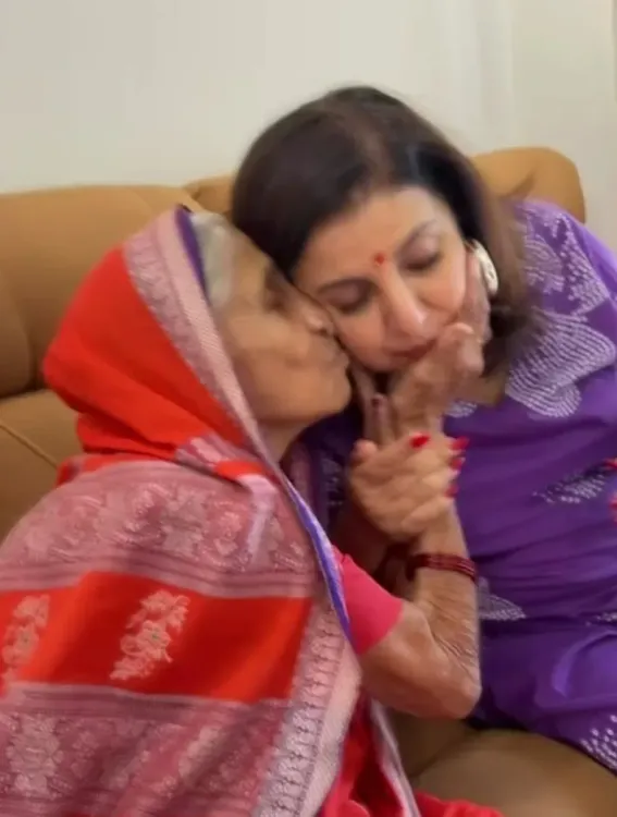 Farah Khan gets emotional at Shiv Thakare's home over Aaji's bhakri-pitla