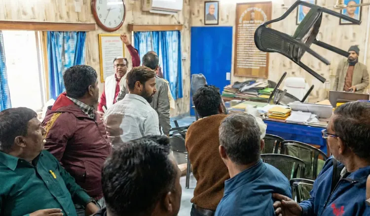 क्या फरक्का में बीडीओ के ऑफिस में तोड़फोड़ हुई?