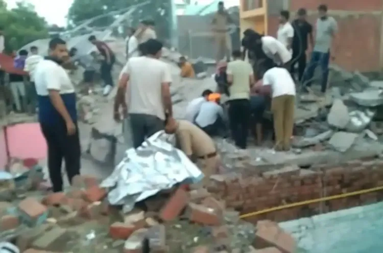 फतेहपुर गैस सिलेंडर ब्लास्ट: चार सगे भाइयों समेत 5 की मौत, दो मंजिला मकान ढहा