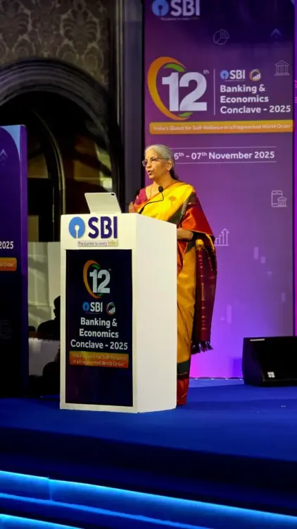 क्या बैंकों को पर्सन-टू-पर्सन कांटेक्ट पर टेक्नोलॉजी के साथ ध्यान केंद्रित करना चाहिए, स्थानीय भाषा को प्राथमिकता देनी चाहिए?: वित्त मंत्री