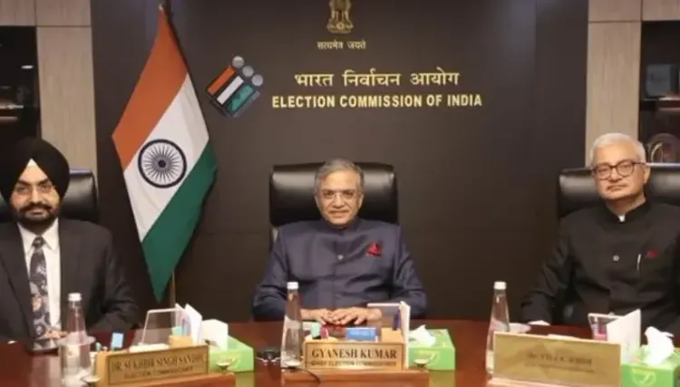फॉर्म 6 विवाद: राहुल गांधी के आरोपों को चुनाव आयोग ने 'भ्रामक' बताया, फैक्ट चेक जारी